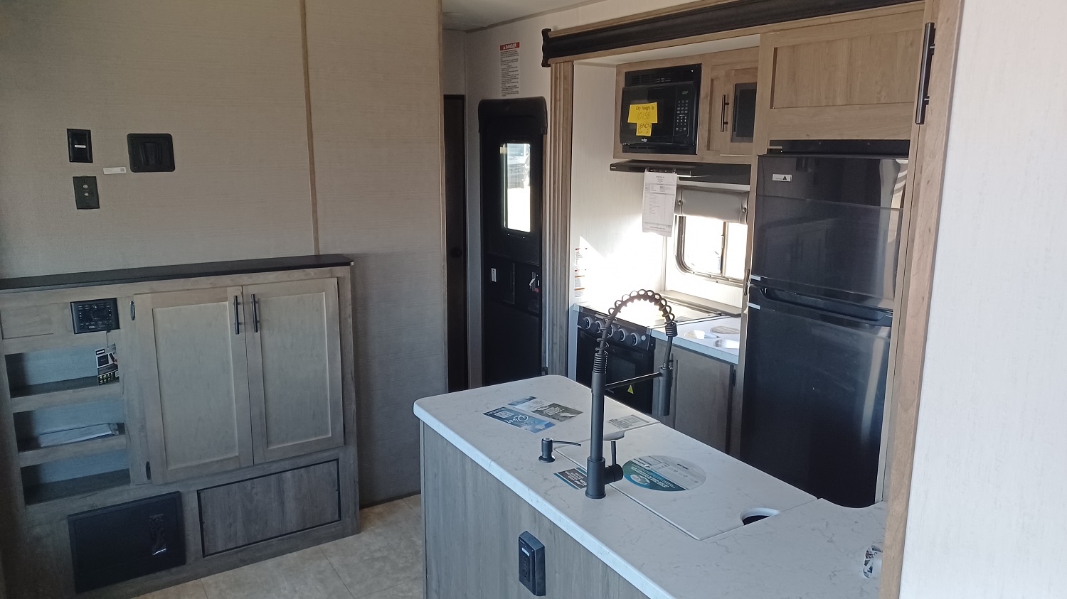 kitchen with penninsula countertop